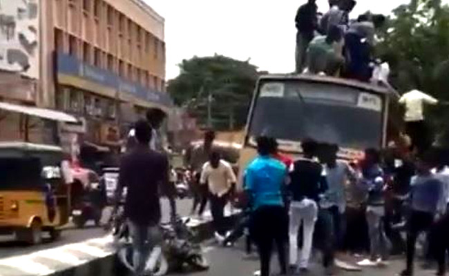 Video: बस की छत पर बैठे लोग अचानक लगे जमीन पर गिरने, बॉलीवुड एक्टर बोले- ग्रैविटी मौसी से पंगा...