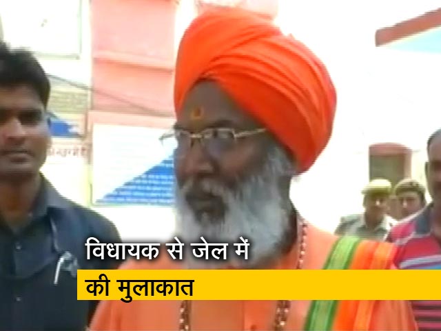 रेप की सजा काट रहे विधायक से मिलने पहुंचे साक्षी महाराज