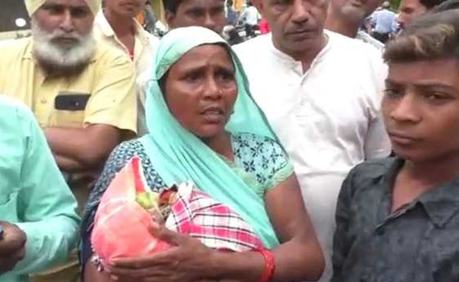 4 दिन की बच्ची को एक विंग से दूसरे विंग भेजते रहे डॉक्टर, तीन घंटे इसी में उलझे परिजन, सीढ़ियों पर तोड़ा दम