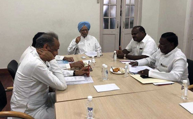 कांग्रेस शासित राज्यों के मुख्यमंत्रियों ने नीति आयोग की बैठक से पहले लिया मनमोहन का मार्गदर्शन,  पर नहीं दिखे CM अमरिंदर