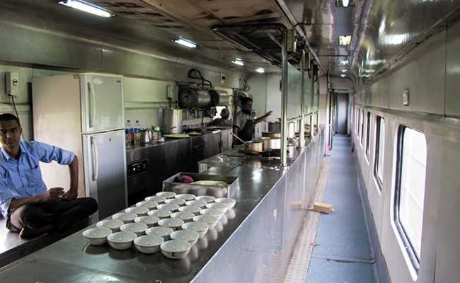 ट्रेन में सोशल डिस्‍टेंसिंग का बना 'मजाक', खाने की सामग्री और पानी के लिए पैंट्री में यात्रियों की लगी भीड़