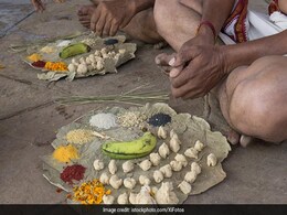 मुस्लिम परिवार ने की कर्मचारी की 13वीं, ब्राह्मणों को कराया भोज, मुंडवाया सिर मुस्लिम परिवार ने की कर्मचारी की 13वीं, ब्राह्मणों को कराया भोज, मुंडवाया सिर