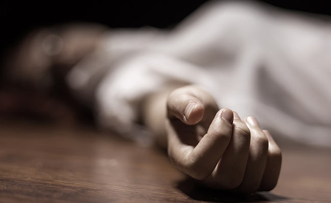 धौलपुरः सगाई के 8 दिन बाद घर के पीछे मिली युवती की लाश, परिजनों ने हत्या की जताई आशंका धौलपुरः सगाई के 8 दिन बाद घर के पीछे मिली युवती की लाश, परिजनों ने हत्या की जताई आशंका