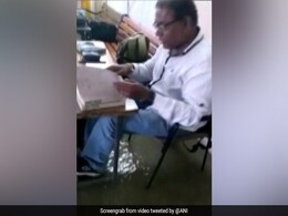 दो घंटे की बारिश में ही पानी में डूब गया इंदौर नगर निगम का ऑफिस, देखें- VIDEO दो घंटे की बारिश में ही पानी में डूब गया इंदौर नगर निगम का ऑफिस, देखें- VIDEO