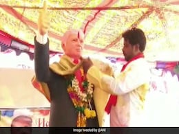 Six-Foot Statue, Garlands: Telangana Man's Tribute To Trump On Birthday Six-Foot Statue, Garlands: Telangana Man's Tribute To Trump On Birthday