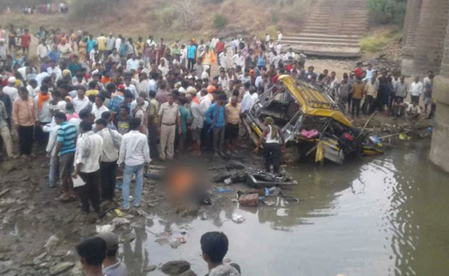 2 Girls Among 6 Dead As Overcrowded Cab Falls Off Bridge In Maharashtra