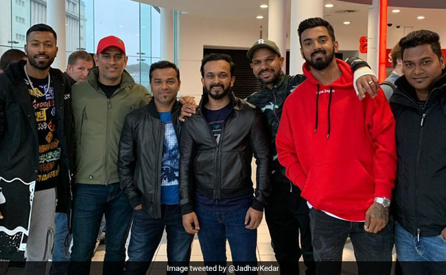 शिखर धवन ने चोट के दर्द में देखी सलमान की फिल्म 'Bharat', एमएस धोनी ने किया जमकर एन्जॉय