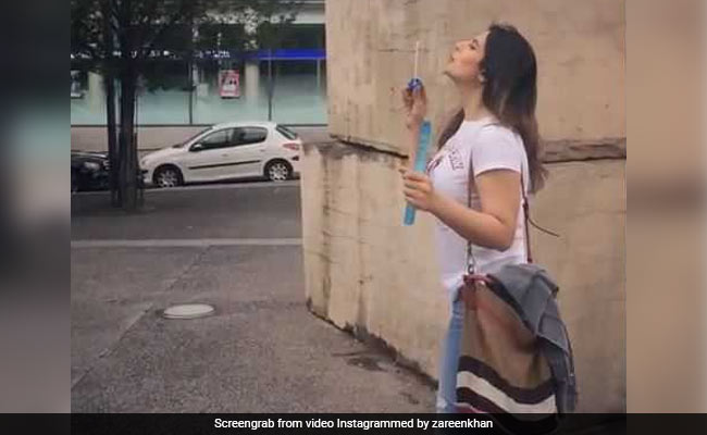 जरीन खान सड़कों पर यूं बबल्स बनाती आईं नजर, Video हुआ वायरल
