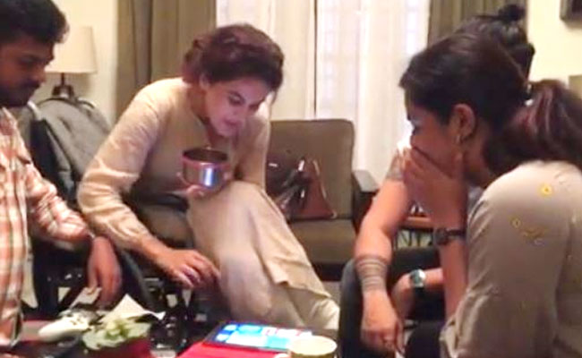 सेट पर फुरसत मिलते ही लूडो खेलने लगी यह बॉलीवुड एक्ट्रेस, Video हुआ वायरल