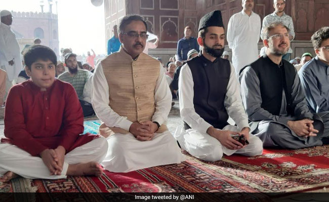 Pakistan Foreign Secretary Offers Eid Prayers At Jama Masjid In Delhi