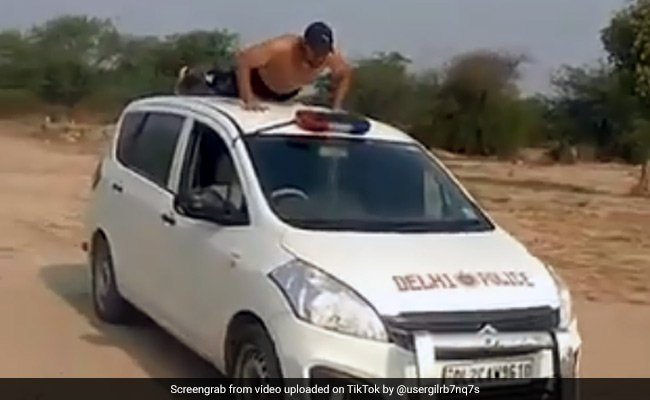 शर्ट उतार कर 'दिल्ली पुलिस' की चलती गाड़ी पर पुश-अप करने लगा शख्स, TikTok Video वायरल हुआ तो मचा बवाल