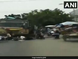 बस के ऊपर चढ़कर मस्ती करते हुए कॉलेज जा रहे थे स्टूडेंट्स, ब्रेक लगा और धड़ाम से गिरे... देखें VIDEO बस के ऊपर चढ़कर मस्ती करते हुए कॉलेज जा रहे थे स्टूडेंट्स, ब्रेक लगा और धड़ाम से गिरे... देखें VIDEO