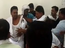 चुनाव में हार की समीक्षा के लिए हुई बैठक, कार्यकर्ताओं ने नेताओं को दौड़ा-दौड़ाकर पीटा, देखें -VIDEO चुनाव में हार की समीक्षा के लिए हुई बैठक, कार्यकर्ताओं ने नेताओं को दौड़ा-दौड़ाकर पीटा, देखें -VIDEO