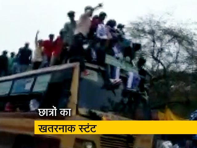 चेन्नई : जान की परवाह न कर बस पर खतरनाक स्टंट करते दिखे छात्र