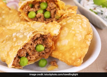 Chicken Samosa, Mutton Samosa And More: 5 Delicious Non-Veg Samosa Recipes For Your Weekend Indulgence Chicken Samosa, Mutton Samosa And More: 5 Delicious Non-Veg Samosa Recipes For Your Weekend Indulgence