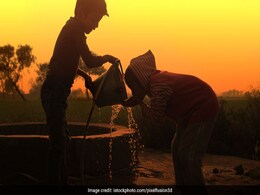 पत्नी को आधा किमी दूर से पानी ढोने से निजात दिलाने के लिए खोदा 31 फीट गहरा कुआं पत्नी को आधा किमी दूर से पानी ढोने से निजात दिलाने के लिए खोदा 31 फीट गहरा कुआं