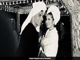 कैटरीना कैफ के साथ सिर पर बाथ टॉवल बांधे नजर आए अक्षय कुमार, Photo हुई वायरल कैटरीना कैफ के साथ सिर पर बाथ टॉवल बांधे नजर आए अक्षय कुमार, Photo हुई वायरल