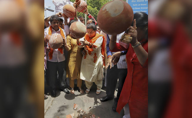 BJP's Meenakshi Lekhi Protests Against "Water Shortage" In Delhi