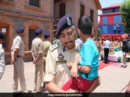 शहीद इंस्पेक्टर के 4 साल के बेटे को गोद में लेकर फूट-फूटकर रो पड़े श्रीनगर के SSP, फोटो वायरल शहीद इंस्पेक्टर के 4 साल के बेटे को गोद में लेकर फूट-फूटकर रो पड़े श्रीनगर के SSP, फोटो वायरल