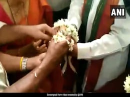 इंद्र देवता को खुश करने के लिए कराई गई 'मेढ़कों' की शादी, कार्ड छपवाकर लोगों को बुलाया दावत में... देखें VIDEO इंद्र देवता को खुश करने के लिए कराई गई 'मेढ़कों' की शादी, कार्ड छपवाकर लोगों को बुलाया दावत में... देखें VIDEO
