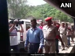 डिटेंशन सेंटर से बाहर आए सेना के पूर्व अधिकारी मोहम्मद सनाउल्लाह, शुक्रवार को मिली थी जमानत डिटेंशन सेंटर से बाहर आए सेना के पूर्व अधिकारी मोहम्मद सनाउल्लाह, शुक्रवार को मिली थी जमानत