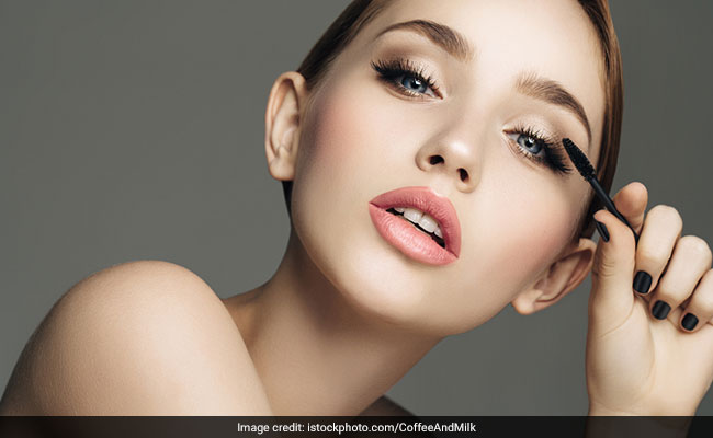 7 Intense Black Mascaras To Define Your Eyelashes