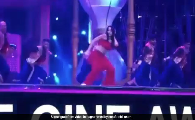 म्यूजिक बजते ही नोरा फतेही ने स्टेज पर किया ताबड़तोड़ डांस, Video ने उड़ाया गरदा
