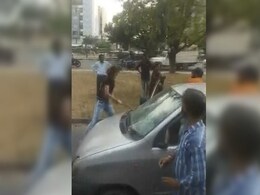 कार में मामूली टक्कर से नाराज युवती ने युवक को रॉड से पीटा, VIDEO हो रहा वायरल कार में मामूली टक्कर से नाराज युवती ने युवक को रॉड से पीटा, VIDEO हो रहा वायरल