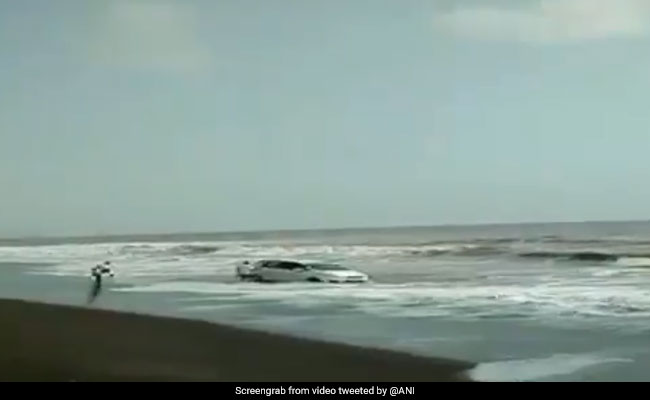 Video: Car Gets Stuck In Sand, Nearly Gets Swept By Sea In Maharashtra
