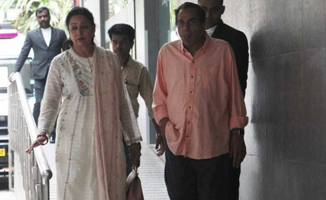 Hema Malini And Dharmendra Visit Esha Deol And Baby Miraya In Hospital. See Pics