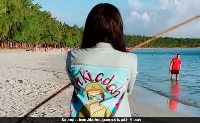 समुद्र किनारे यूं लाठी चलाने लगी ये बॉलीवुड एक्ट्रेस हैरान रह गए सभी...देखें video