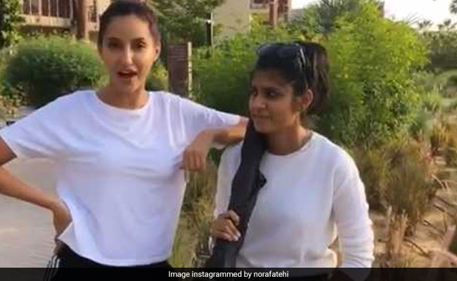 Video: दोस्त ने रेगिस्तान में पहना स्वेटर तो खुद को रोक नहीं पाईं नोरा फतेही, किया कुछ ऐसा