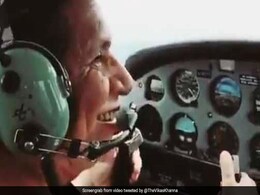 इस सेलेब्रिटी को प्लेन उड़ाना सिखाती नजर आईं उनकी मम्मी, देखें Video इस सेलेब्रिटी को प्लेन उड़ाना सिखाती नजर आईं उनकी मम्मी, देखें Video