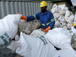 Mount Everest Full Of Garbage. 24,000 Pounds Of Waste Just Removed Mount Everest Full Of Garbage. 24,000 Pounds Of Waste Just Removed