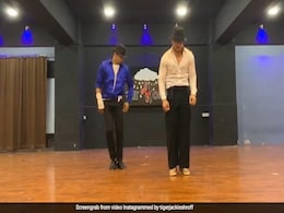 टाइगर श्रॉफ ने 'खली-बली' गाने पर किया धमाकेदार डांस, रणबीर सिंह ने कमेंट कर कह दी ये बात, देखें Video टाइगर श्रॉफ ने 'खली-बली' गाने पर किया धमाकेदार डांस, रणबीर सिंह ने कमेंट कर कह दी ये बात, देखें Video