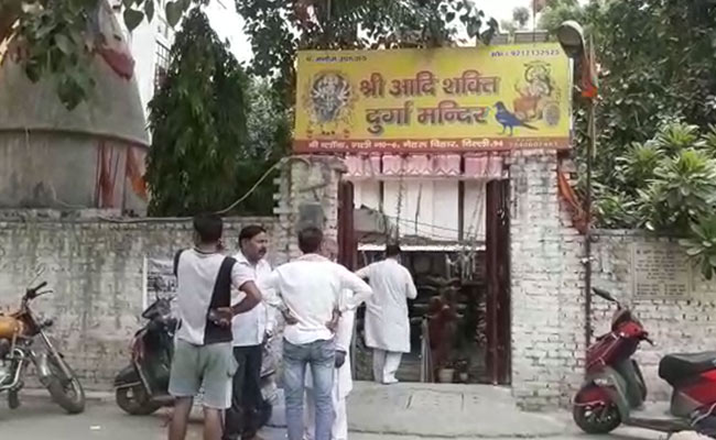 दिल्ली के नेहरू विहार के  दुर्गा मंदिर से चोरों ने मूर्तियां और दानपात्र के पैसे उड़ाए