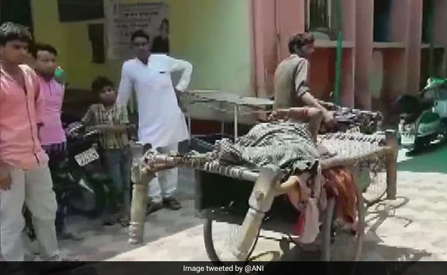 यूपी के शामली में एंबुलेंस नहीं मिली तो बीमार पत्नी को ठेले पर लेकर अस्पताल पहुंचा पति