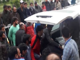 जम्मू कश्मीर के पुलवामा में आतंकियों ने पुलिस स्टेशन पर फेंका ग्रेनेड, तीन की हालत गंभीर जम्मू कश्मीर के पुलवामा में आतंकियों ने पुलिस स्टेशन पर फेंका ग्रेनेड, तीन की हालत गंभीर