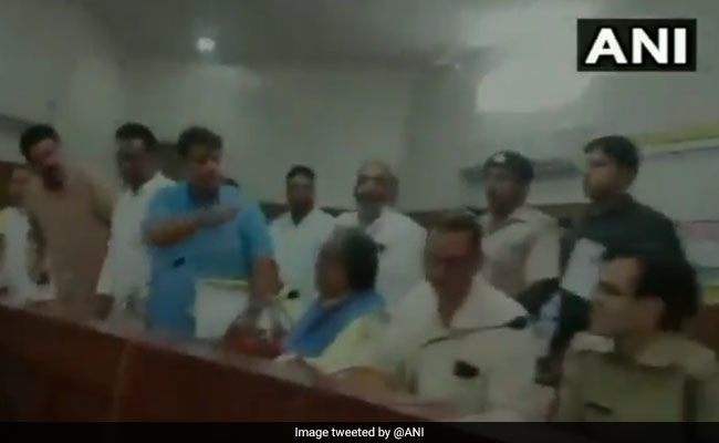 मंत्री कर रहे थे बैठक, अपने ही प्रदेश की पुलिस के खिलाफ नारेबाजी करने लगे BJP विधायक, देखें VIDEO