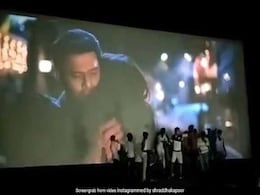 Saaho Teaser: सिनेमा हॉल ही में नाचने लगे बाहुबली प्रभास के फैन्स, श्रद्धा कपूर ने पोस्ट किया धमाकेदार Video Saaho Teaser: सिनेमा हॉल ही में नाचने लगे बाहुबली प्रभास के फैन्स, श्रद्धा कपूर ने पोस्ट किया धमाकेदार Video