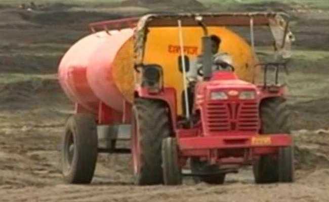 In Drought-Hit Maharashtra's Marathwada, Business Booms For Water Tankers