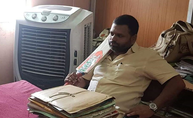 मध्य प्रदेश में सामने आए एक और 'बल्लेबाज नेता', अफसर को धमकाने बैट लेकर पहुंच गए 