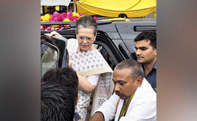 कांग्रेस ने सोनिया गांधी से की पार्टी का अस्‍थायी अध्‍यक्ष बनने की अपील, तो मिली यह प्रतिक्रिया