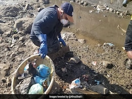 वर्सोवा बीच की सफाई करने वाले वकील अफरोज शाह का नया कारनामा, साफ किया मीठी का 1.25 किमी एरिया वर्सोवा बीच की सफाई करने वाले वकील अफरोज शाह का नया कारनामा, साफ किया मीठी का 1.25 किमी एरिया