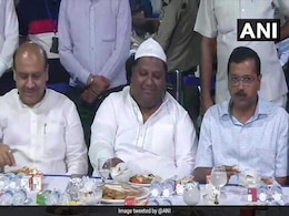 Arvind Kejriwal Hosts Iftar Party, BJP Leaders Present, Congress Absent Arvind Kejriwal Hosts Iftar Party, BJP Leaders Present, Congress Absent