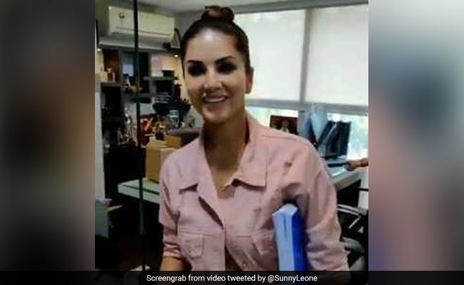 सनी लियोन को चढ़ा भोजपुरी का शौक़, बोलने लगीं- का बे...देखें Video