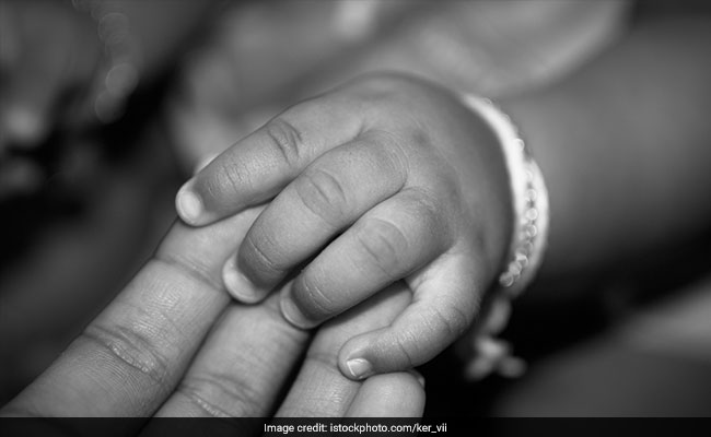 अंधविश्वास ने ली बच्चे की जान: 10 दिन से था बुखार, इलाज के लिए हकीम ने लोहे की छड़ से दागा