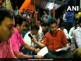 BJP Youth Wing Takes To <i>Hanuman Chalisa</i> To Counter Namaz On Bengal Roads BJP Youth Wing Takes To <i>Hanuman Chalisa</i> To Counter Namaz On Bengal Roads