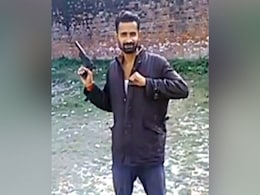जेल में पिस्तौल लहराता दिखा कैदी तो यूपी पुलिस बोली- वो मिट्टी का तमंचा है; देखें Video जेल में पिस्तौल लहराता दिखा कैदी तो यूपी पुलिस बोली- वो मिट्टी का तमंचा है; देखें Video