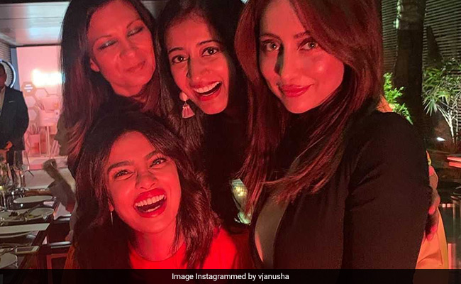 Seen This Pic Of 'Bumble Bees' Priyanka Chopra And Anusha Dandekar With Friends ?